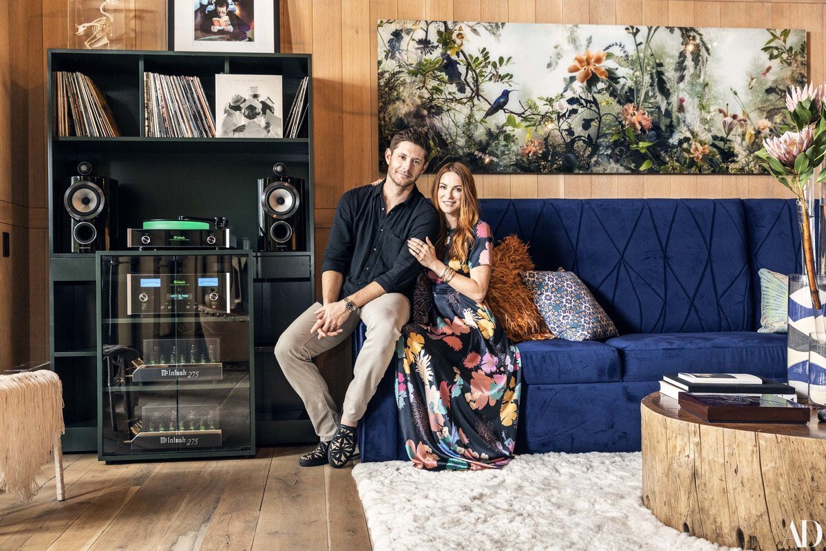 HWDCo's tweet image. We’re so excited to have our Natural-Face Texas Post Oak floors and custom cut white oak beams shown in @archdigest.
@JensenAckles had expressed a desire to have a floor that reflected opening a tree up and laying it straight down in his home. @FernSantini