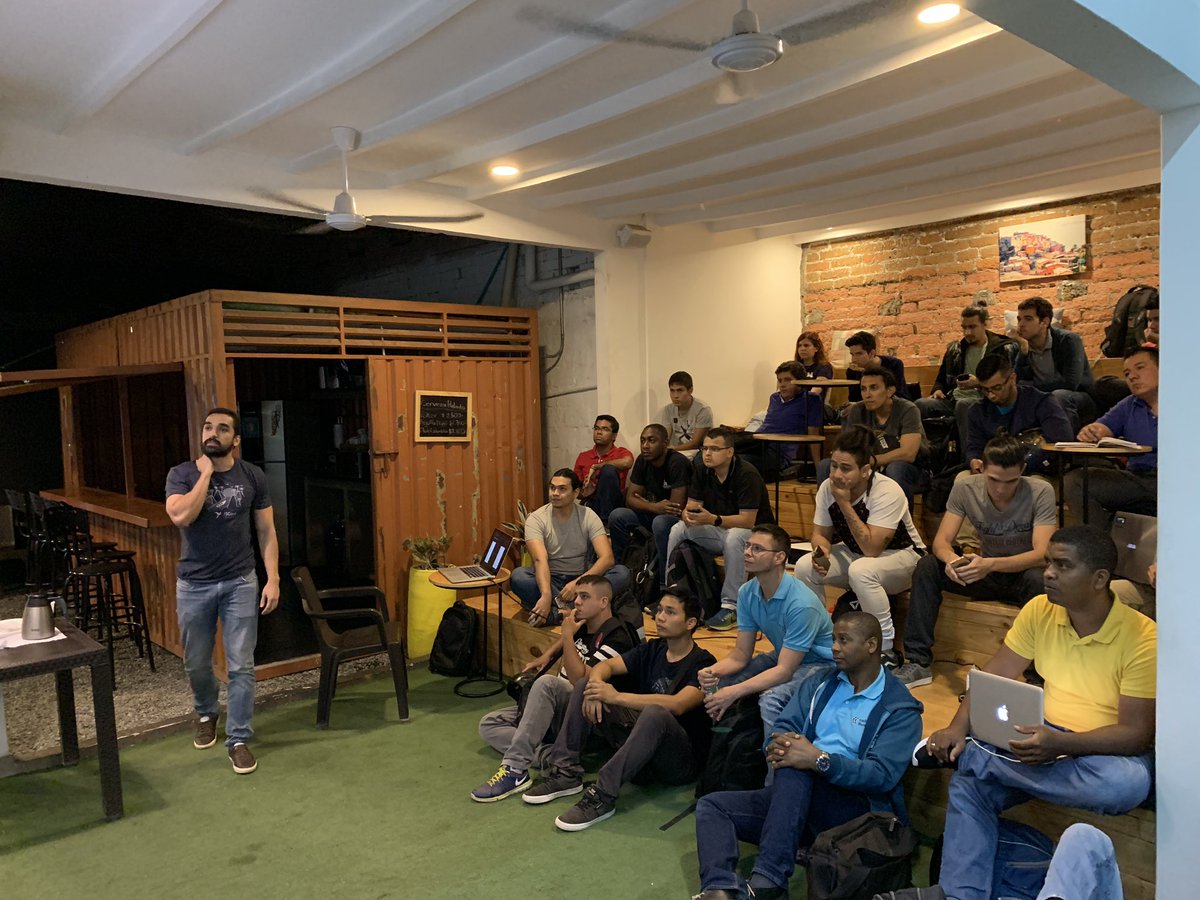 CalicoJS's tweet image. Empezamos con nuestro ultimo meetup del año. “React para avanzados y no avanzados” por @5h1rU