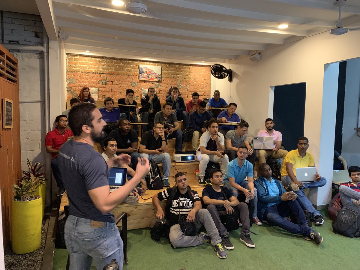 CalicoJS's tweet image. Empezamos con nuestro ultimo meetup del año. “React para avanzados y no avanzados” por @5h1rU