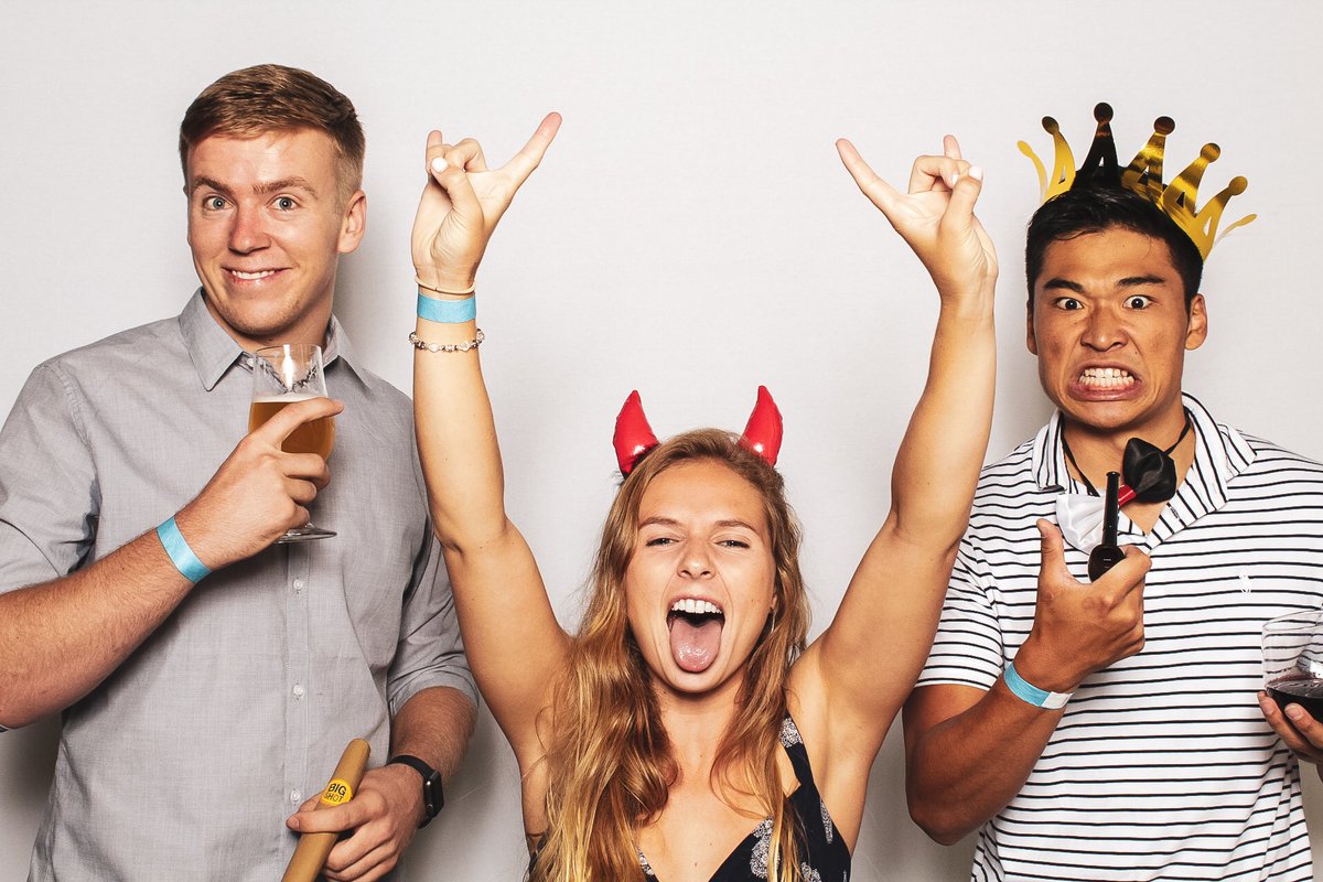 theclickshare's tweet photo. Current mood: holiday season is here 😍😝 Don’t miss the chance of having the best festivities pictures!! 
#BookWithUs 
https://t.co/YwD9UqKWtM https://t.co/IU22y96Q62