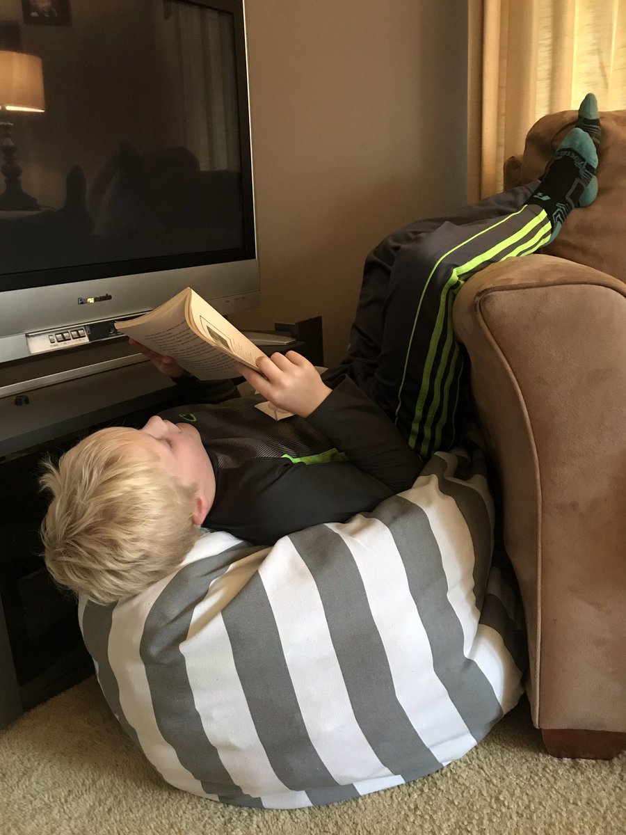 MGalloSLES's tweet photo. Look at these readers using Thanksgiving break to get into a good book! Love it! #Readinacozyspot #Bingochallenge https://t.co/ekhSlhGsYe