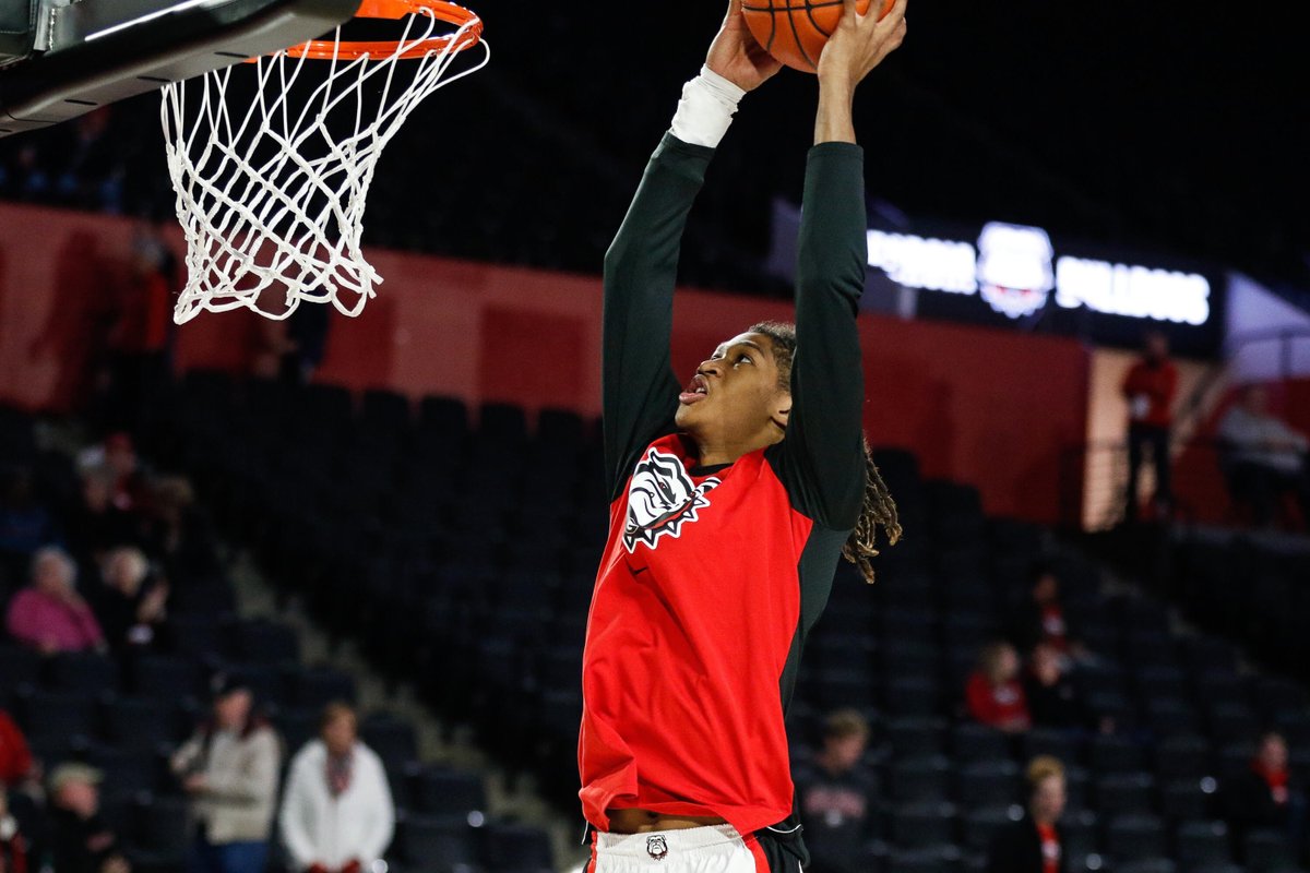 UGABasketball's tweet photo. One minute left in the first half as the Dawgs take on the Kennesaw State Owls. #GoDawgs #KENvsUGA https://t.co/lrDhc4M35p