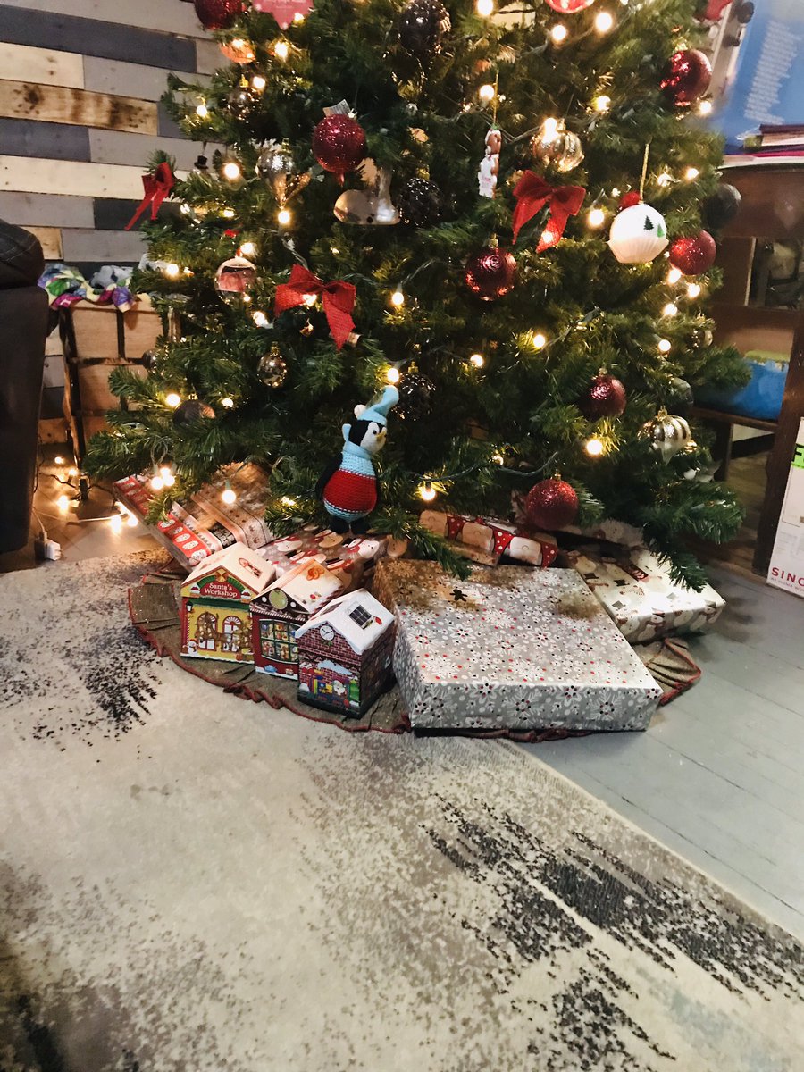 ashybaabyyy's tweet photo. I legit threw out my back wrapping presents...and my left leg is in pain, but I’m ALMOST DONE!! 10 min resents left to wrap and I’m completely finished. #MomWin #ChristmasWin #PreparedAF https://t.co/oXvRgvYXms