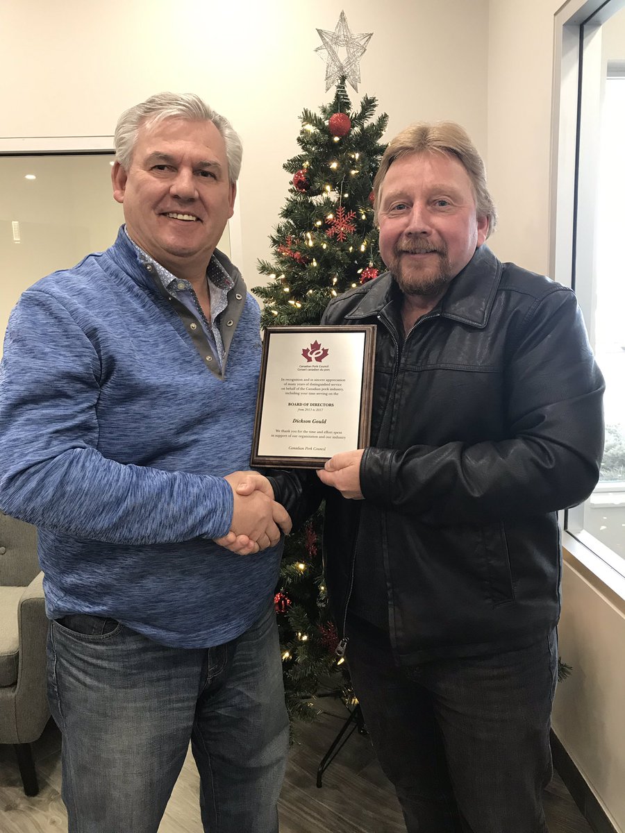 Bergmann1Rick's tweet image. My privilege presenting a small token of thanks to past CPC board member Dickson Gould, pres of the Progressive Group. Great to see producers give back to the sector. #baconmaker