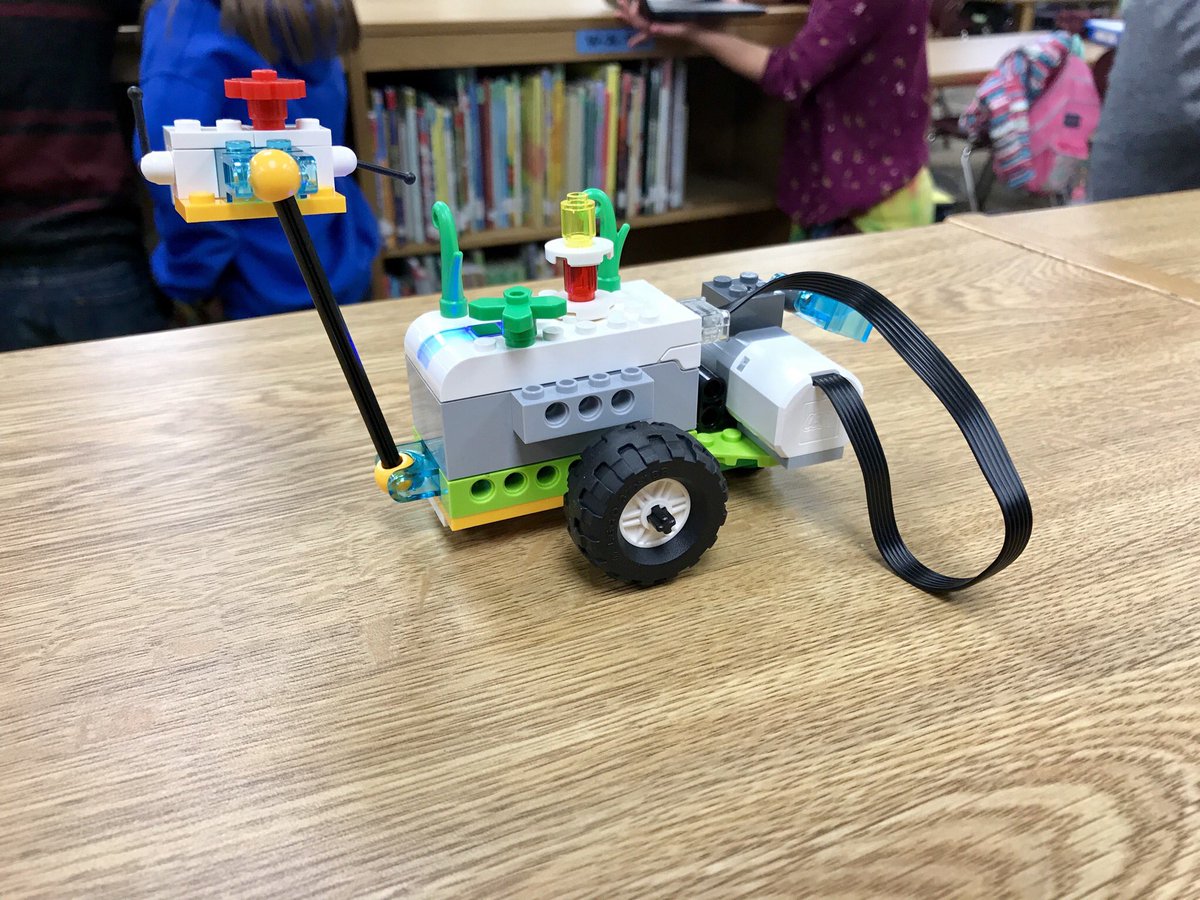neil_arnett's tweet photo. We love to hear 👂 “I wonder how” “Can it” “What if we” “Let’s try this” 🎶 to our 👂! #JuniorEngineers #ProjectSTEAM #PanthersInnovate @STLPKentucky #KYGoPlay #KYGoDigital #STEAMEdu @LEGO_Education @remakelearning @entretalk https://t.co/ytNdZcZzhA