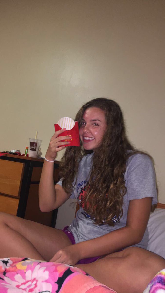 PaytenHarrison's tweet photo. happy bday @jesss_schmidt thanks making basketball so interesting and all your stupid stories!! love you💓💓 https://t.co/MPglBYtt81