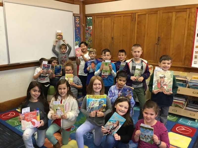 guiteraslibrary's tweet photo. #ClassPortrait with books from the #GuiterasLibrary #BookGiveAway! Thanks to #Guiteras families and staff who donated gently used books for students to add to their home libraries. #ReadWhatYouWant #StudentChoice #RIReads #FindANewFavoriteBook #BWRSD https://t.co/YBjDooKDZ8