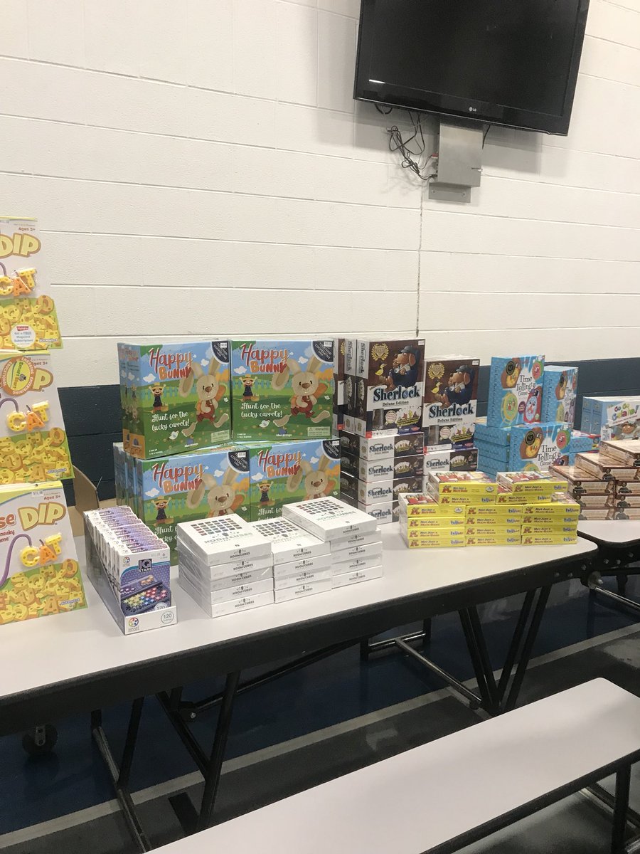 MortonStars's tweet photo. So much fun at @LearningGizmos FamiLy Game Night! We had a great turnout of families, played some amazing learning games &amp; raffled off 20 vouchers toward a free game! Thanks to everyone who made this night possible! #mortonelstars #mortonchat https://t.co/khV7XeCBhG
