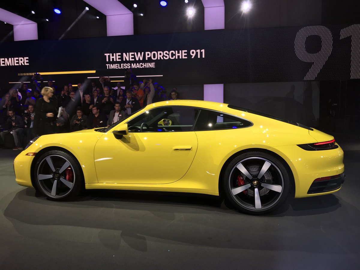 cochesnet's tweet photo. Porsche acaba de presentar el nuevo 911, la serie 992, en Los Ángeles. @Gerard_Farre nos lo cuenta en un artículo que publicamos en pocos minutos. https://t.co/1aKHm56Cm3