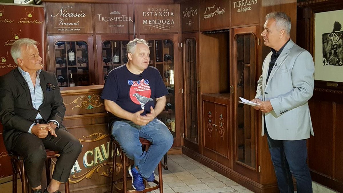 PeriodismoSanto's tweet photo. Ya estamos por @AmericaSportsTV con la conducción de @julioaxelED hasta las 23hs. ¡Sumate! #SanLorenzo https://t.co/fmTQ6OxdoT