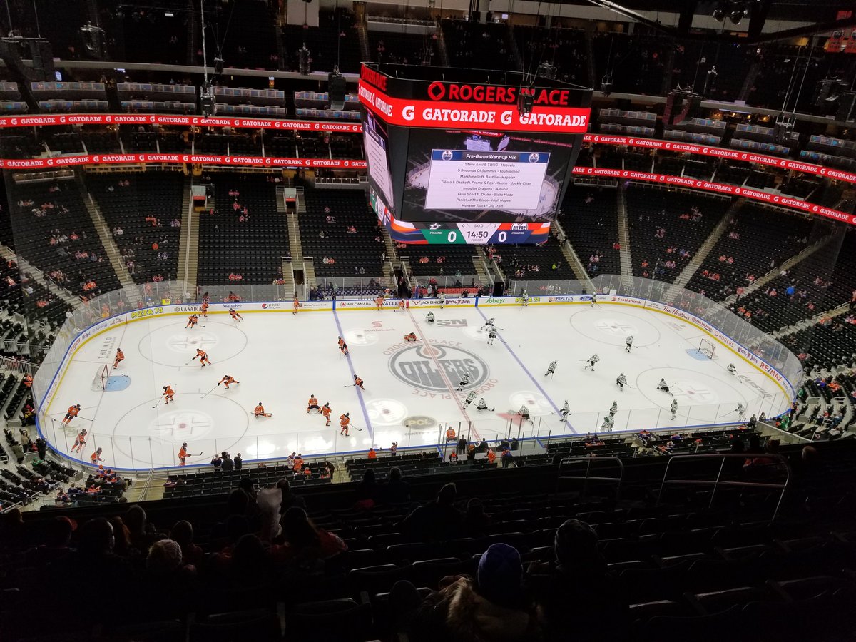 rick_wyman's tweet photo. At the @EdmontonOilers game with @staceylarge2 Grade 1 Class from @whfelementary.  Thanks to the #Oilers #ReadingGiveItAShot program #shpk https://t.co/Doylks6NkN