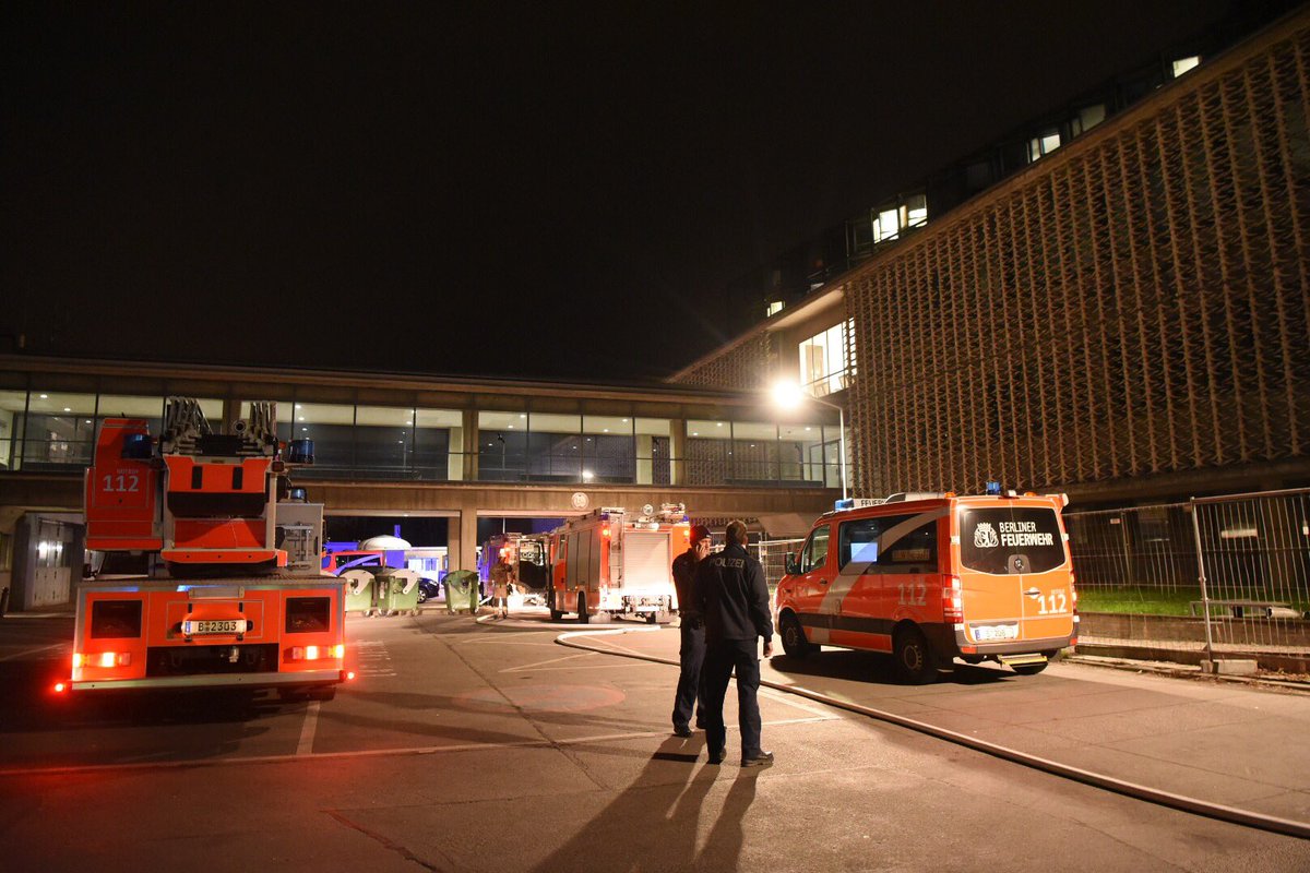 Feuer im Klinikum Steglitz. bit.ly/2DMT44R <a href="/bzberlin/">BZ Berlin B.Z.</a> <a href="/BILD_Berlin/">BILD Berlin</a> <a href="/J_Schilde/">Jan Schilde</a> <a href="/BZcat030/">Katharina Metag ✏️</a> <a href="/Reporter_Flash/">Axel Lier ✏️</a> @TomSchreiberMdA <a href="/GdP_Dir4/">GdP Direktion 4</a> <a href="/GdPHauptstadt/">GdP Berlin</a> <a href="/Djeron7/">Benjamin Jendro</a> <a href="/Majonnchen/">Majonna</a> <a href="/Josephine006/">Lana Dingsda</a> @4_strauchi <a href="/DPolGBerlin/">DPolG Berlin</a> <a href="/Ciderfan15/">Ciderfan</a> @Powerbenz500 <a href="/Sperber04/">Franz112</a> <a href="/PrivAvant/">Avant</a> @Netzfall