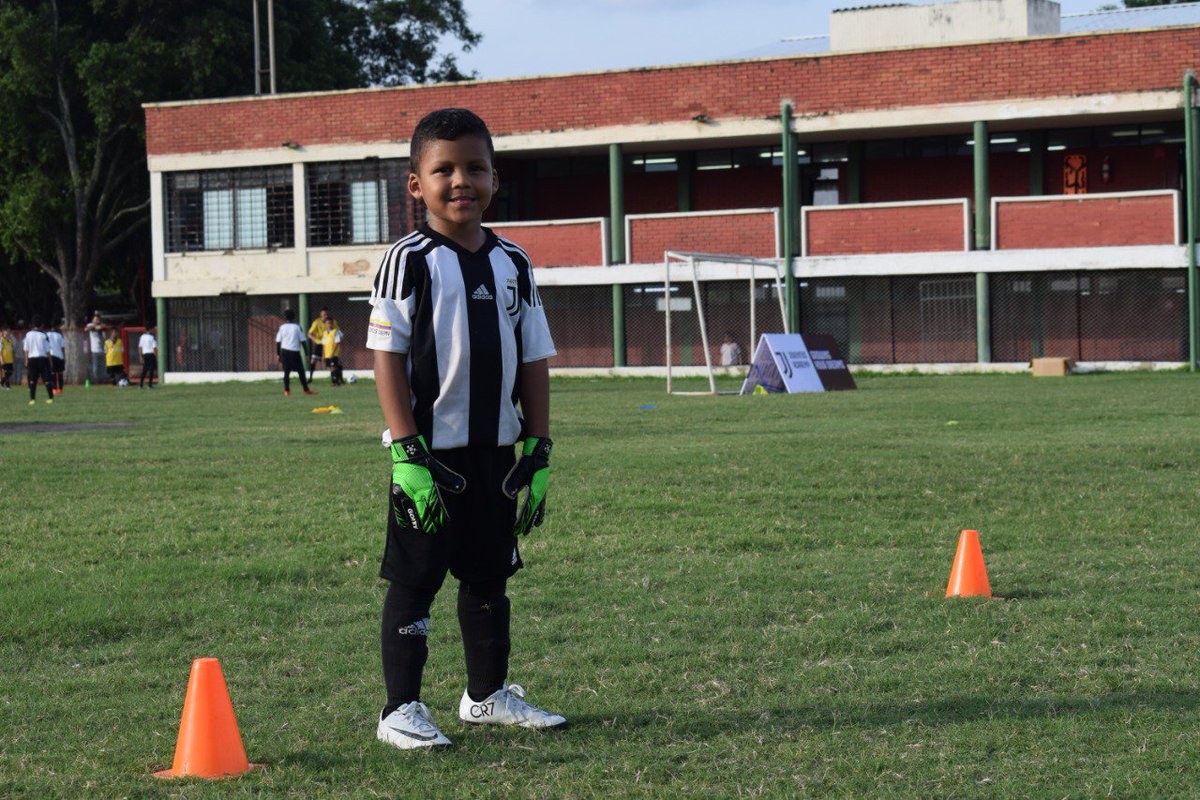 jacademycol's tweet photo. ¡Las expresiones de felicidad de nuestros deportistas en su segundo día del #JuventusTrainingCamp en Cúcuta!😀⚽
#Juventus #Colombia #Bogotá #ForzaJuve https://t.co/XmRbRXgBei