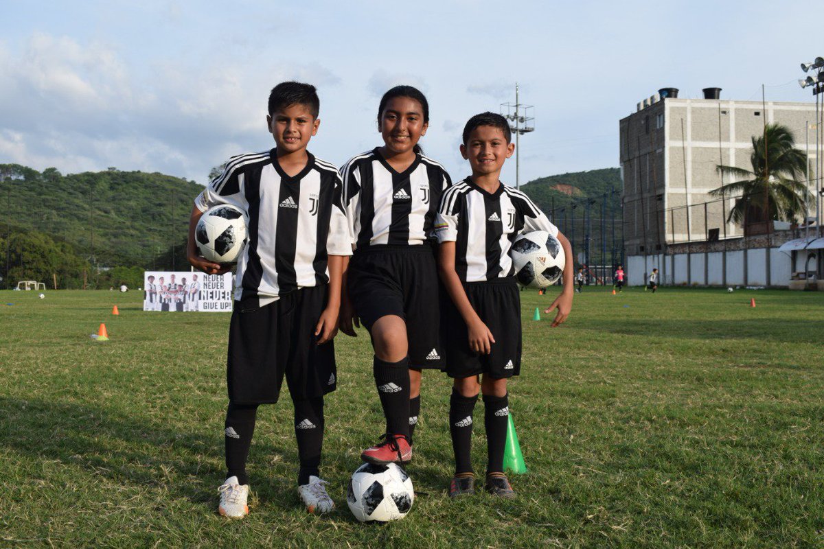 jacademycol's tweet photo. ¡Las expresiones de felicidad de nuestros deportistas en su segundo día del #JuventusTrainingCamp en Cúcuta!😀⚽
#Juventus #Colombia #Bogotá #ForzaJuve https://t.co/XmRbRXgBei