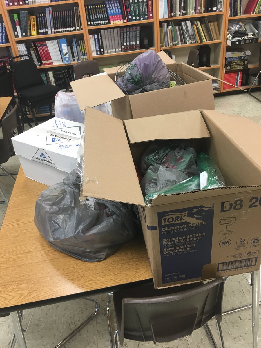 smgaillard's tweet image. Newly Donated Items for our #Thinkspace. @cindy_shoaf @leftyart_lms @LexMidSchool @LCSJackets #LMSmasterpiece