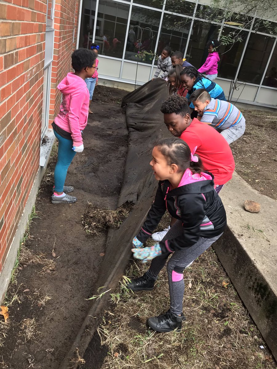 Miss_Wiberg's tweet photo. #brethankful we worked hard to help #beautifyBRE and take care of our learning space so all can enjoy it! https://t.co/Kd9LKfelQF