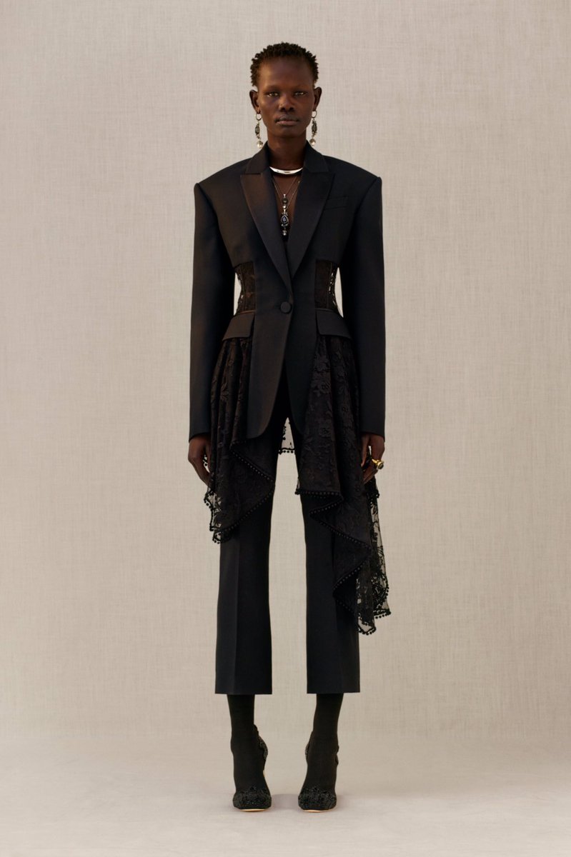 redcarpetround_'s tweet photo. Who: Rihanna
Wearing: Alexander McQueen PF18
Where: Rivian Unveils First-Ever Electric Pickup Truck Before Its Official Reveal At The LA Auto Show

#instastyle #instafashion #fashion #style #redcarpet #redcarpetroundup #rihanna #AlexanderMcqueen #rivian https://t.co/fkPKbgQEpf