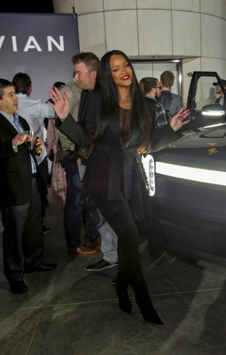 redcarpetround_'s tweet photo. Who: Rihanna
Wearing: Alexander McQueen PF18
Where: Rivian Unveils First-Ever Electric Pickup Truck Before Its Official Reveal At The LA Auto Show

#instastyle #instafashion #fashion #style #redcarpet #redcarpetroundup #rihanna #AlexanderMcqueen #rivian https://t.co/fkPKbgQEpf