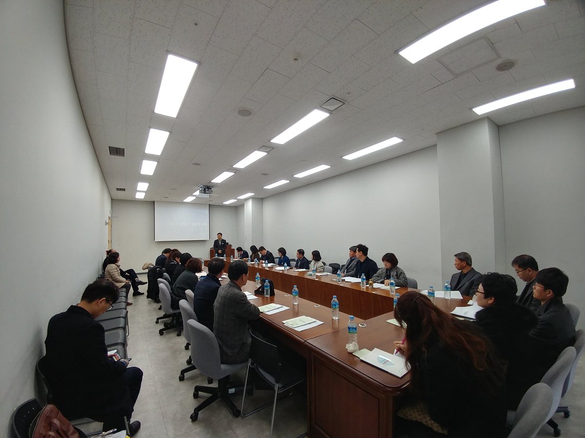 eclipse7722's tweet photo. '파주혁신교육지구 관계자 대상 성남형교육 설명회' 2018.11.28.(수),10:30~12:00, 성남시의회 1층 회의실에서 진행되고 있습니다. https://t.co/9Aw50dEWsn