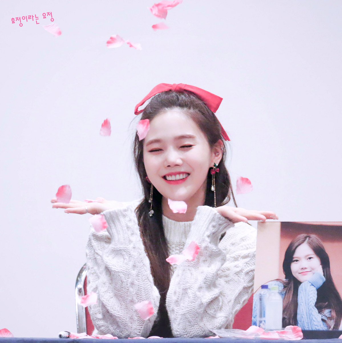 lilbead96's tweet photo. 🌸 flower petal rain 🌸 (real pict by @omglove0728 ) #ohmygirl #hyojung #오마이걸 #효정 #candyleader #fanart https://t.co/t9ch1PBMAx