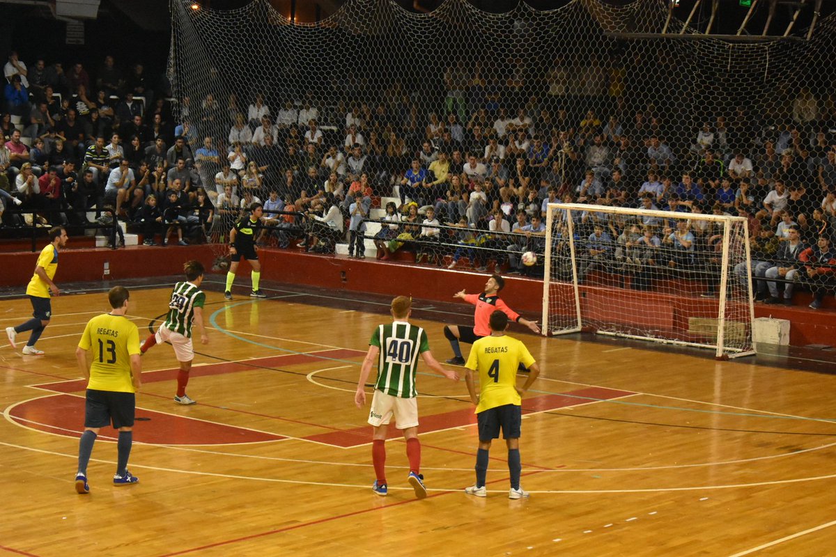 CunaDelFutsal's tweet photo. #FinalARF | ⏱ PT 19' 43": ⚽ GOL de #Jockey. Ramiro Baronio Gauna remató alto y dejó sin chances al arquero auriazul. Al término de los primeros 20 minutos, #Jockey y #Regatas igualan 1 a 1 (global 3-1 para JCR). https://t.co/GCZ6pcMmup