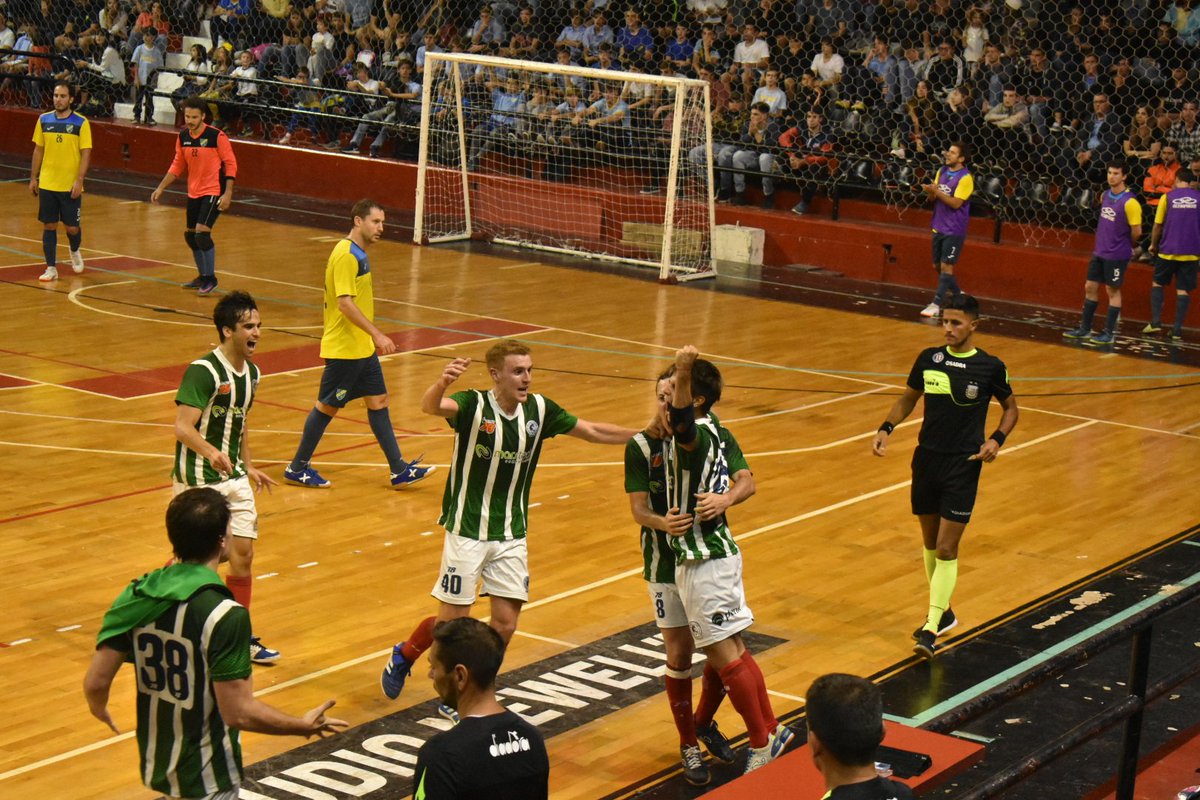 CunaDelFutsal's tweet photo. #FinalARF | ⏱ PT 19' 43": ⚽ GOL de #Jockey. Ramiro Baronio Gauna remató alto y dejó sin chances al arquero auriazul. Al término de los primeros 20 minutos, #Jockey y #Regatas igualan 1 a 1 (global 3-1 para JCR). https://t.co/GCZ6pcMmup