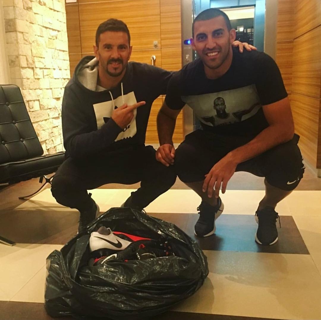 allboysdebsas's tweet photo. ¡Los jugadores de @BocaJrsOficial en un gran gesto le donaron botines a sus pares de #AllBoys para jugar vs #Acassuso por no poder entrar a la utileria por la clausura del Estadio (una vergüenza)!

#LevantenLaClausuraDeAllBoys ¡¡¡Urgente!!! https://t.co/lESUwnZCpU