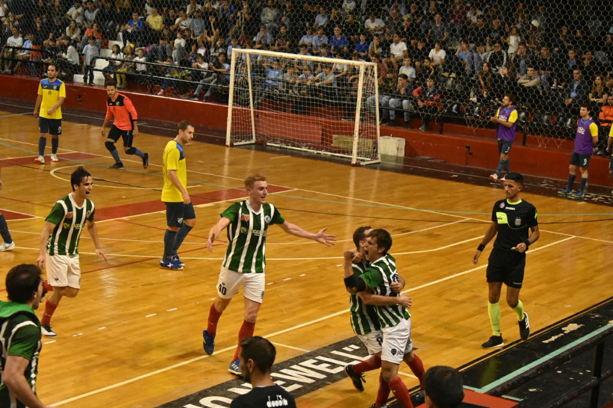 EntreLineasOkk's tweet photo. #FinalARF | Final del 1er Tiempo. @JCR_futsal y @FutsalCRR empatan 1 a 1 en el #ClaudioNewell por la Gran Final. @JCR_futsal 3 a 1 sobre @FutsalCRR en el global. 

📸: @CunaDelFutsal https://t.co/hcTvFvsWQH