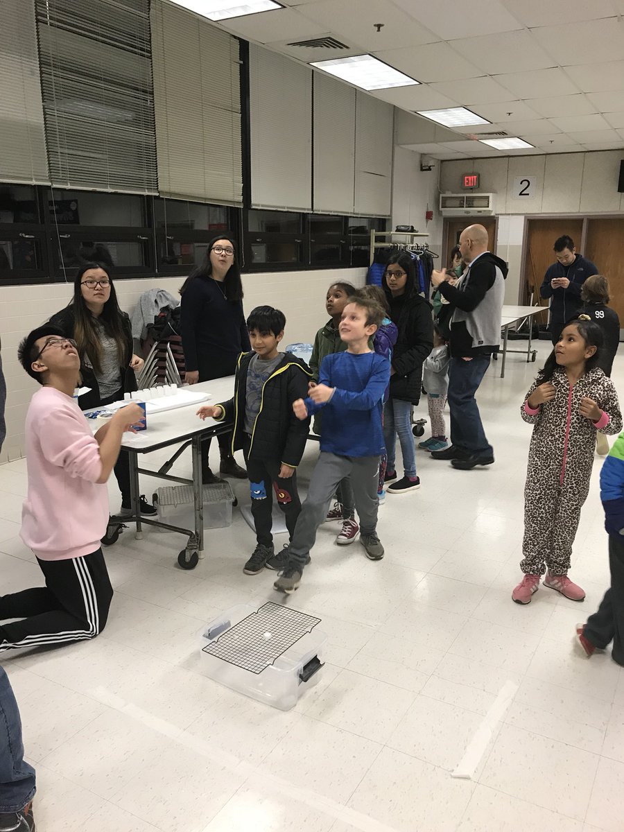 LRESroadrunners's tweet image. We had great fun at STEM night!  Lots of little scientists and engineers learning and playing! #Thingsthatgoboom #OneWoodson