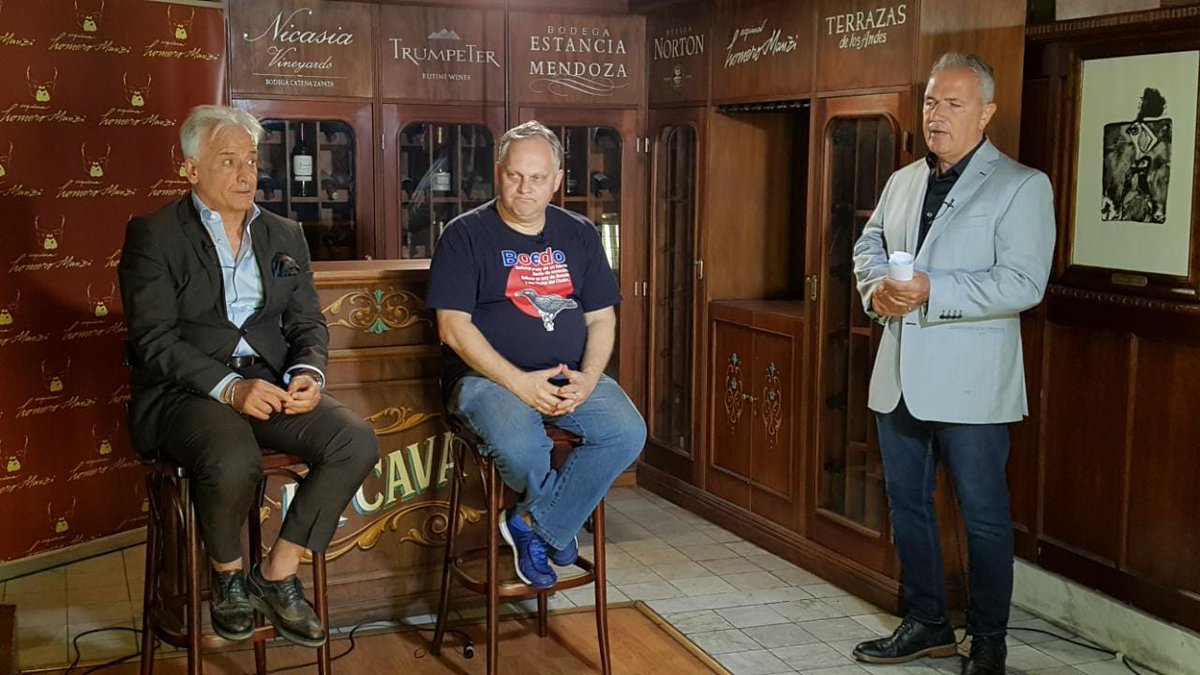 PeriodismoSanto's tweet photo. Les dejamos el gran programa de esta noche de @PeriodismoSanto con toda la información y el mejor debate sobre #SanLorenzo con la conducción de @julioaxelED.  https://t.co/AG2LeZHZiZ https://t.co/RAB6aojScE