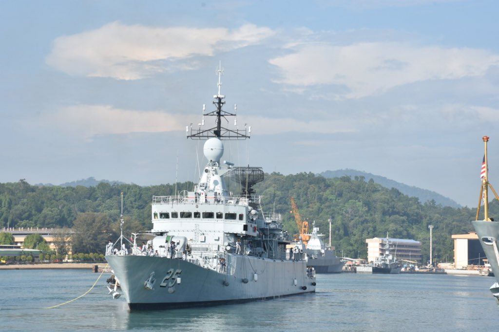 MPA_Barat's tweet photo. Out for more adventures and action. Wishing our #NavyPeople in @kdjebat29 @KdLekiuFrigate and @kdkasturi fair winds and may our Jalur Gemilang fly high at Singapore!
#NavyNews
#MALAPURA2018
#DefenceDiplomacy https://t.co/TnYpVoLwrB