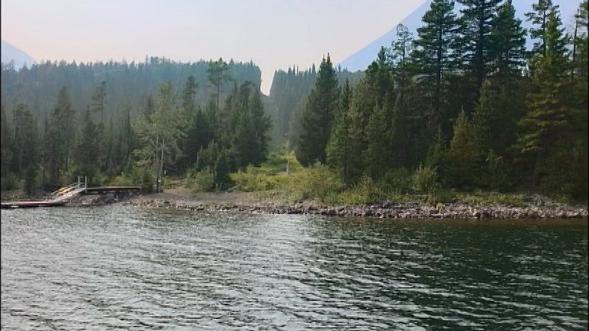 世界遺産 V Twitter アメリカとカナダ にまたがる ウォータートン グレーシャー国際平和自然公園 森に そこだけが伐採された一本の線が走ります これが国境線です フェンスも柵も 何もありません 交流の証しになっています