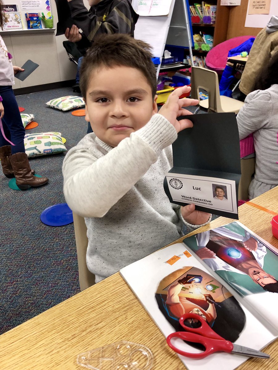 CFISD_LSeale's tweet photo. Word detectives flashed their badges today as they worked on highlighting words to read in a snap. #Mission6 #LoweryPROUD #EngageThem #CFISDspirit #LearningShouldBeFun #LoveThisUnit https://t.co/ULbgGwcrC7