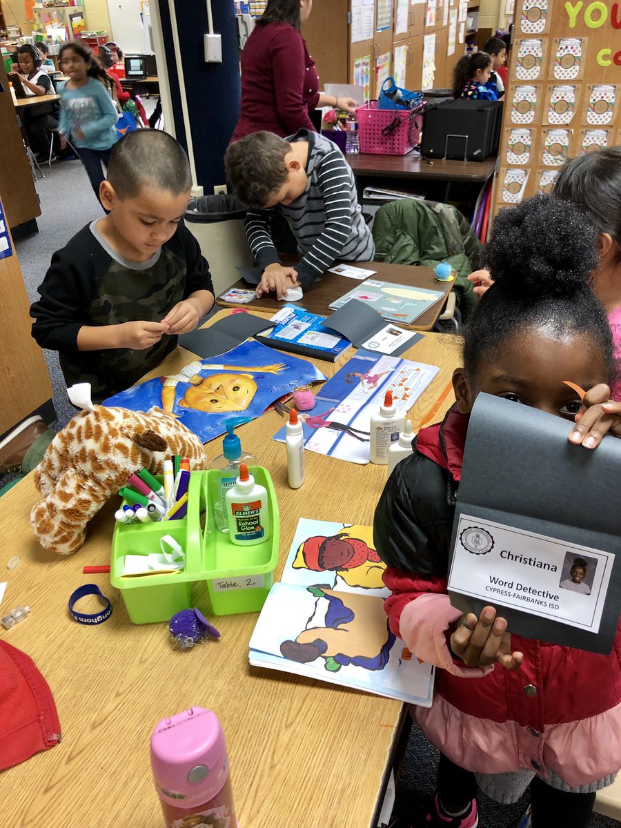 CFISD_LSeale's tweet photo. Word detectives flashed their badges today as they worked on highlighting words to read in a snap. #Mission6 #LoweryPROUD #EngageThem #CFISDspirit #LearningShouldBeFun #LoveThisUnit https://t.co/ULbgGwcrC7