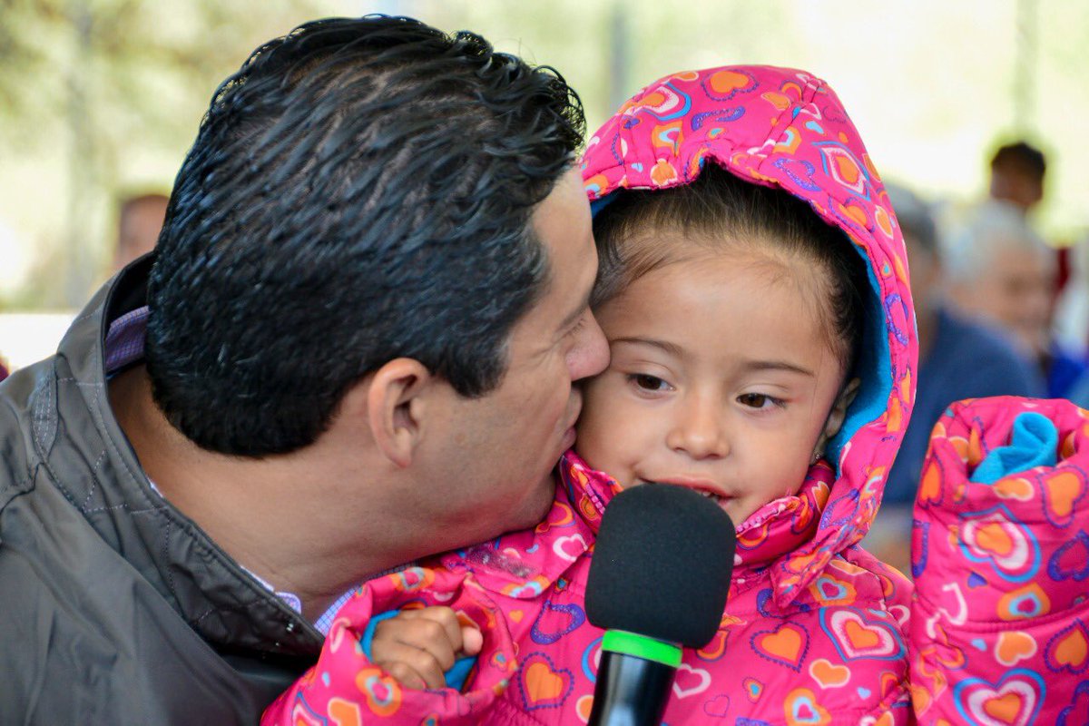 difgente's tweet photo. Como parte de la campaña invernal #GuanajuatoSinFrío, esta mañana la Presidenta del Sistema #DIFGTO, Adriana Ramírez y su esposo, el Gobernador @DiegoSinhueMX visitaron Xichú para compartir cobijas y apoyos para proteger el bienestar de las familias en esta temporada invernal. https://t.co/CciGfnmi5f