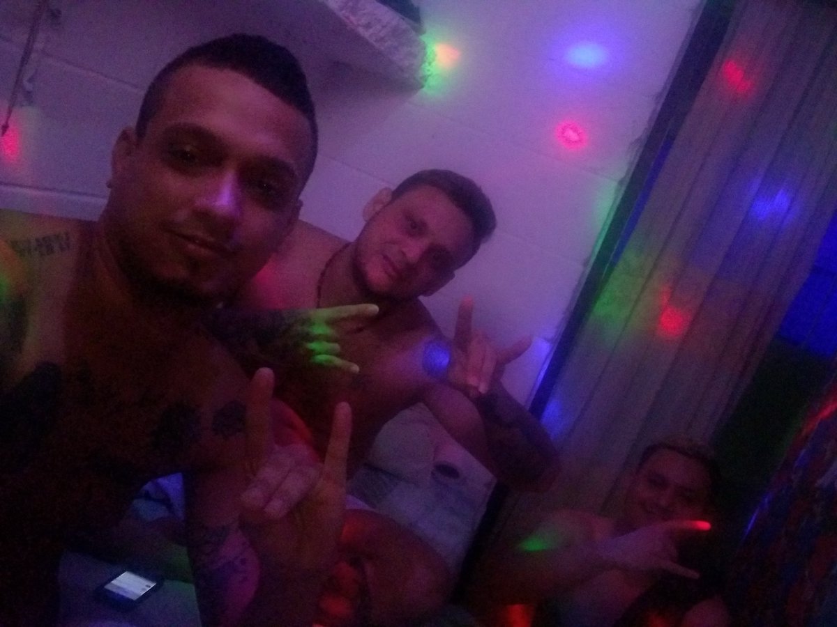elpollopn's tweet photo. #TheLobos 🤘🐺 #NocheDePeriFiesta 😁 https://t.co/NsFT2oHIsw
