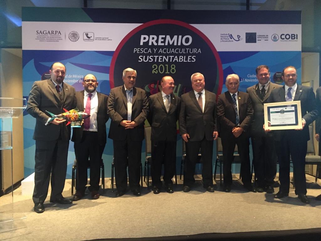 Comepesca's tweet photo. ¡Muchas felicidades a todos los ganadores del #PremioPescayAcuaculturaSustentables2018 y a @INAPESCAmx, @SAGARPA_mx, @Conapesca y @cobi_mx por organizar eventos que promueven la pesca y acuacultura sustentable! https://t.co/jpqI5QYqP6
