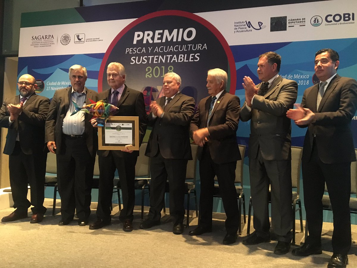 Comepesca's tweet photo. ¡Muchas felicidades a todos los ganadores del #PremioPescayAcuaculturaSustentables2018 y a @INAPESCAmx, @SAGARPA_mx, @Conapesca y @cobi_mx por organizar eventos que promueven la pesca y acuacultura sustentable! https://t.co/jpqI5QYqP6
