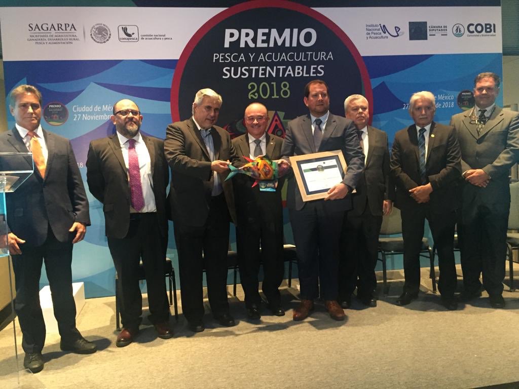 Comepesca's tweet photo. ¡Muchas felicidades a todos los ganadores del #PremioPescayAcuaculturaSustentables2018 y a @INAPESCAmx, @SAGARPA_mx, @Conapesca y @cobi_mx por organizar eventos que promueven la pesca y acuacultura sustentable! https://t.co/jpqI5QYqP6