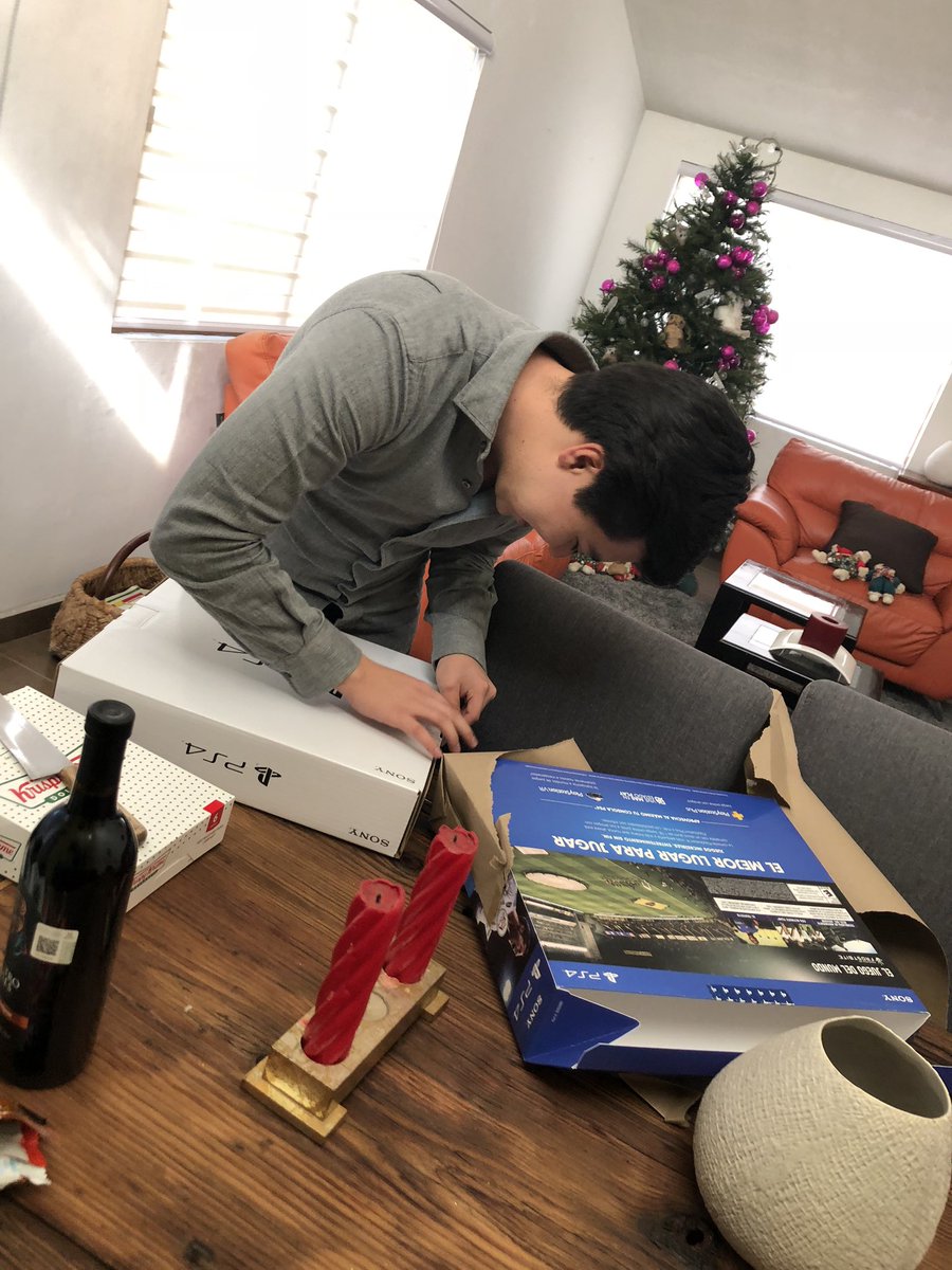 serna_02's tweet photo. Hace 2 años mi novio vendió su Playstation para ir a visitarme a Londres, hoy cumplió 21 y quise regresárselo💕 https://t.co/SxqveE8DTd