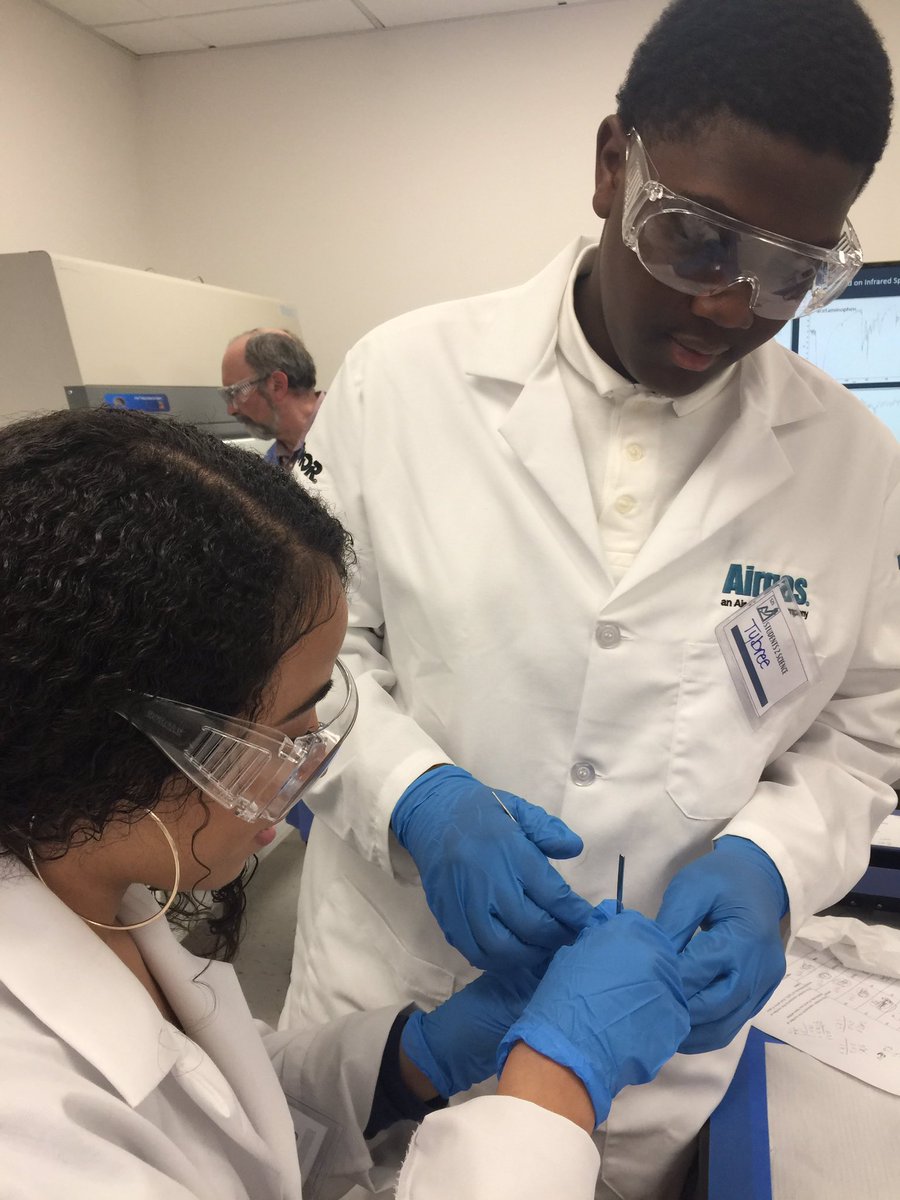 fassummerplus's tweet photo. The future chemists, physicists, teachers of First Ave. Their experience of working in the STEAM Lab this afternoon was an experience to remember as they embark to the next academic level. @avenue_first https://t.co/drpZeR0iDT