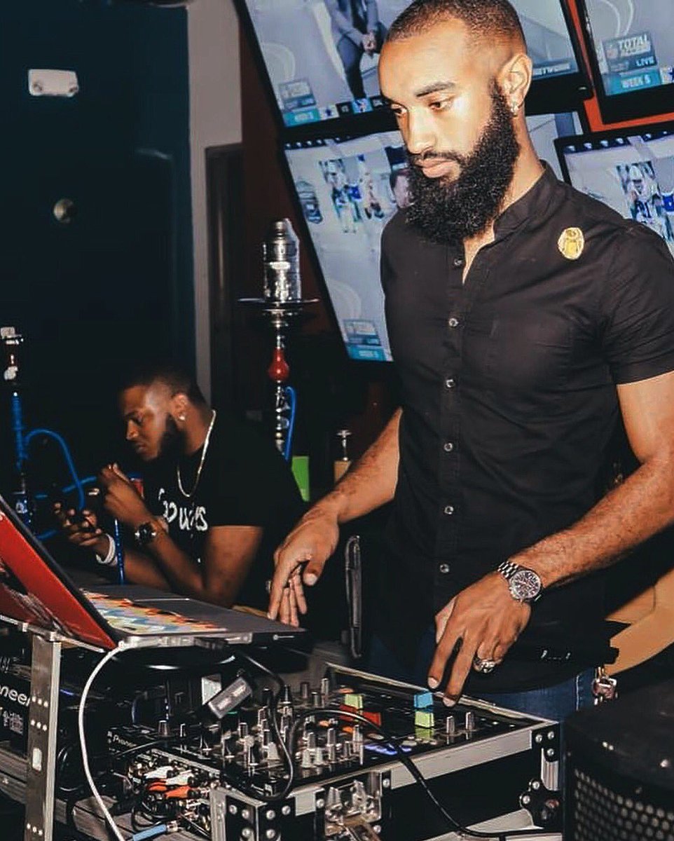 DjOldSkoo's tweet photo. 4 days a week I’m somewhere doing this🎶 https://t.co/cZmJgEuolW