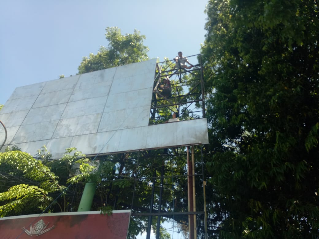HumasDenpasar's tweet photo. Satpol PP Denpasar Kembali Bongkar Papan Reklame Bodong https://t.co/xjV3ITnKY4