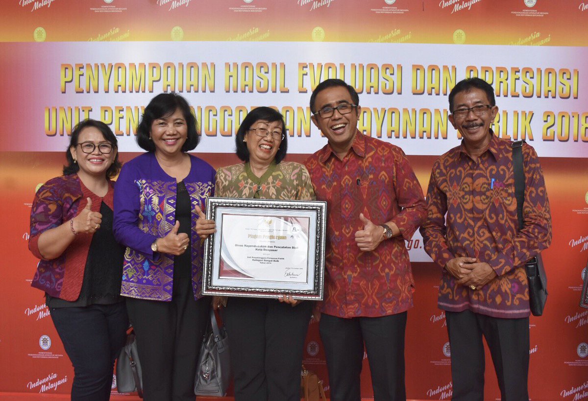 HumasDenpasar's tweet photo. Wakil Walikota I GN Jaya Negara foto bersama dengan Plt. Kadis Dukcapil,  A.A Istri Agung, Sekretaris DPMPTSP, I G.A Mandala Putra dan Direktur RSUD Wangaya, Setiawati Hartawan, usai meneria penghargaan dari Menpan RB, Syafruddin, Selasa (27/11) di Balai Kartini Jakarta https://t.co/M8EyZcvrs7
