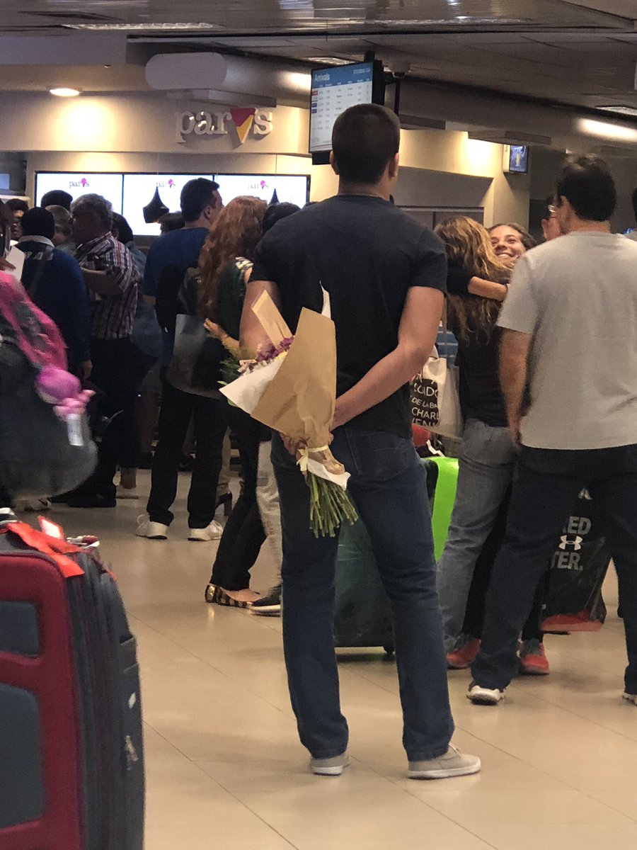 RawdyReales's tweet photo. Ayer vi a un man esperando a su novia en el aeropuerto con FLORES. Aun existimos hombre detallistas. https://t.co/cAZh8t9if1