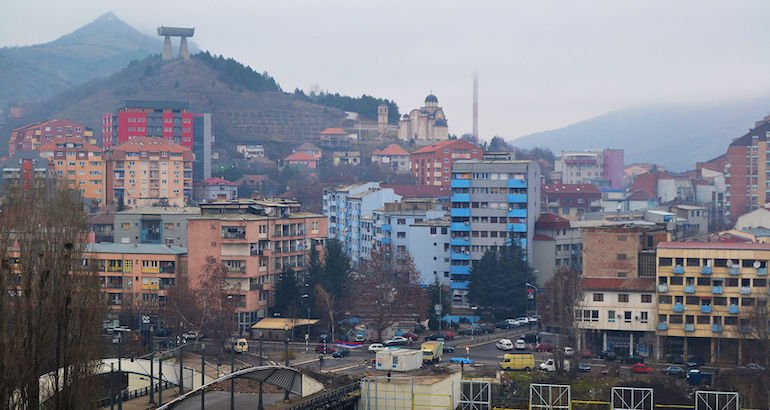 Les quatre maires serbes du nord du #Kosovo ont démissionné pour protester contre la hausse des tarifs douaniers sur les importations serbes et contre les arrestations par la police kosovare de Serbes suspectés d’être liés à l’assassinat d’Oliver Ivanović. courrierdesbalkans.fr/Kosovo-demissi…