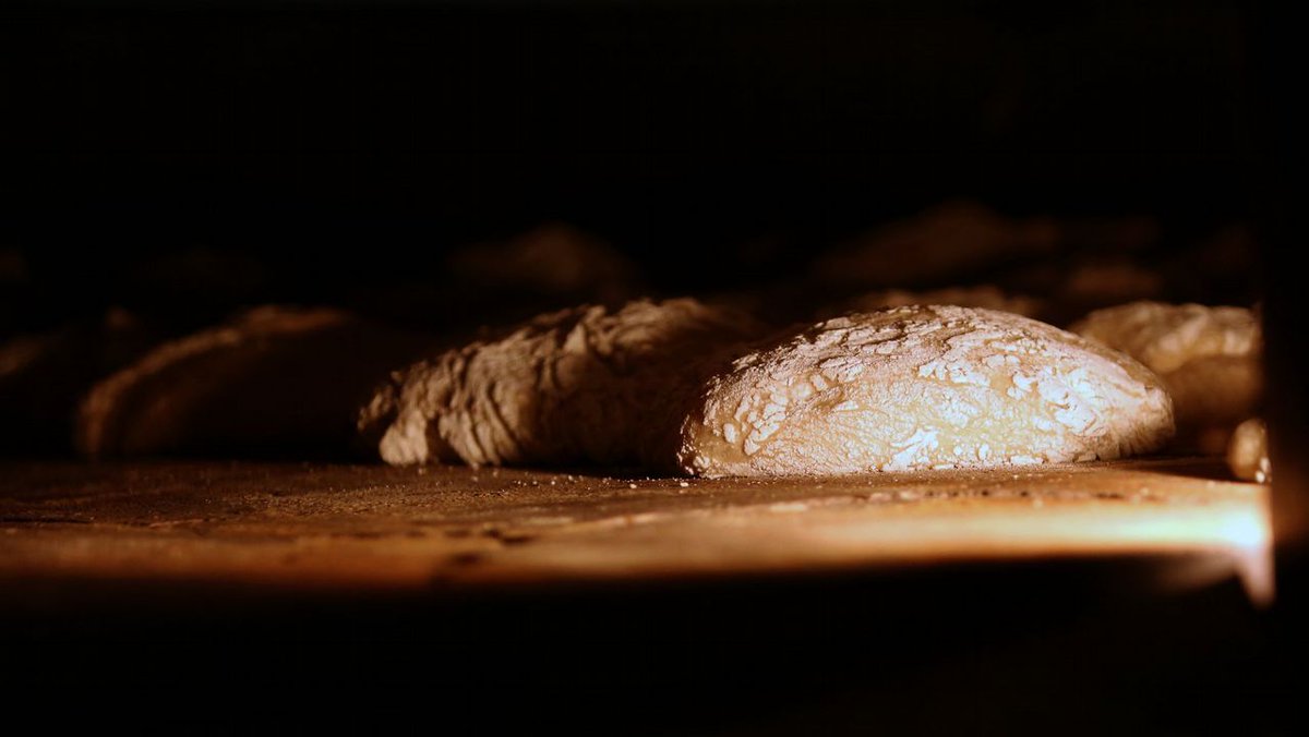 ¿Habéis desayunado pan fresquito? Pues nuestro personaje del día viene con un pan debajo del brazo.... es el presidente de la Asociación provincial de panaderos y pasteleros de Pontevedra <a href="/APROINPPA/">APROINPPA ASOCIACIÓN</a>. Francisco Sánchez nos acompaña a partir de las 9.20
(foto: Benito Ordóñez)