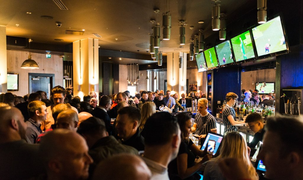 SharkClubUK's tweet image. We know the working week can be stressful 😩

Why not pop into Shark Club for a pint of @NewcastleBrown and our famous wings🍺 🍗 

#SharkClub #GameOnSC