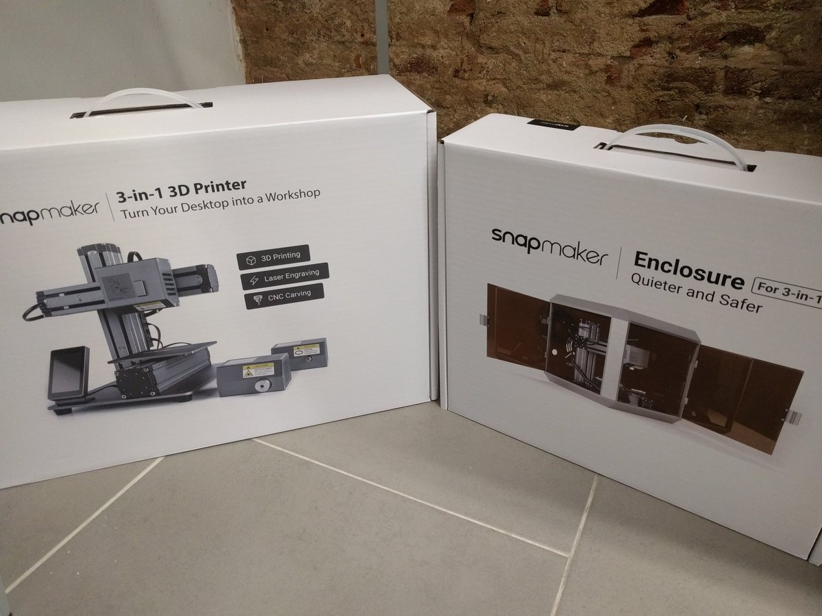 pep_oliveras's tweet photo. Joguines noves a la oficina 🤩🤖😍🎁 d'aquí en sortiran un munt de projectes i coses xules ! #RavalFAB https://t.co/pKm1LcAiIK