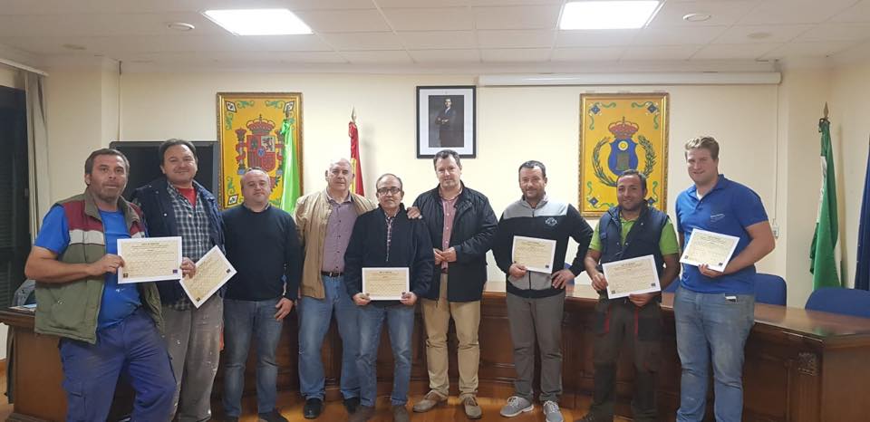 JuanBalbinGa's tweet photo. Entrega de diplomas de aplicador de productos fitosanitarios en Cazalilla, con el alcalde y el Diputado Pedro Bruno Cobo https://t.co/Bf1Bh8KBGJ